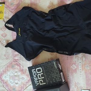 NWT Finis Vapor pro kneeskin 28